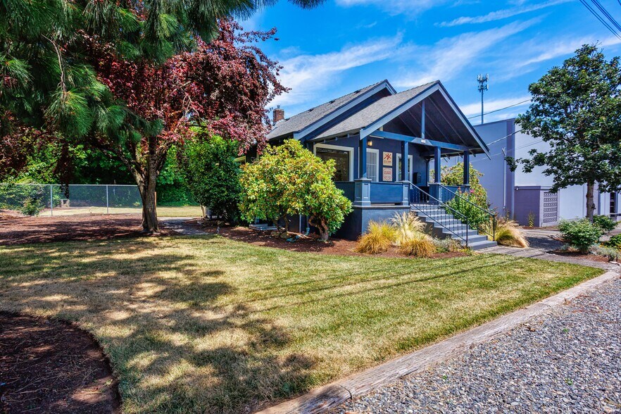 More Photos Of 2105 SE Ochoco St, Portland Office For Sale