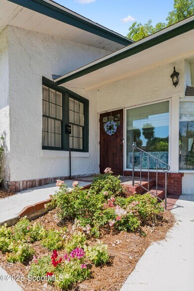 More Photos Of 1908 Gloucester St, Brunswick Restaurant For Sale