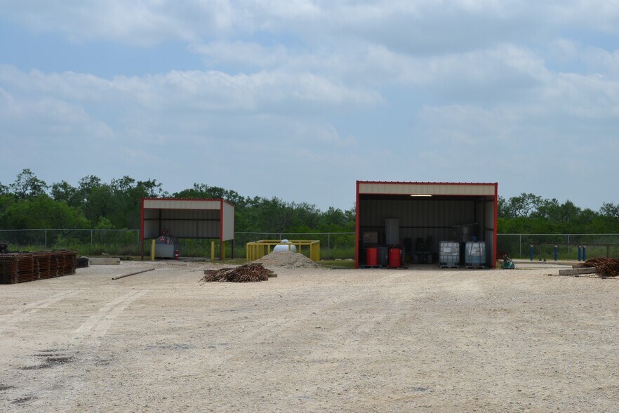 More Photos Of 4612 CR 430, Pleasanton Warehouse For Lease