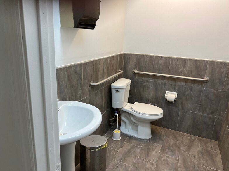 More Photos Of 1001 NW 95th St, Miami Restaurant For Lease