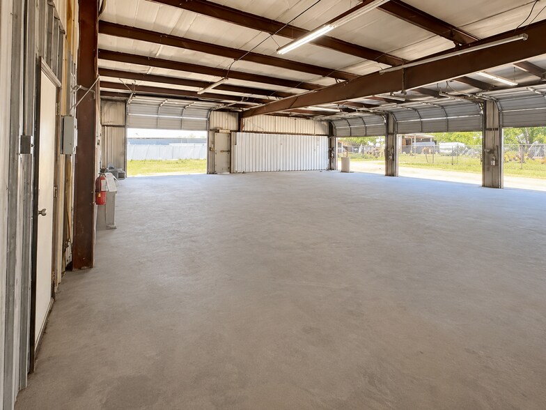 More Photos Of 8635 E Mt Houston Rd, Houston Warehouse For Lease