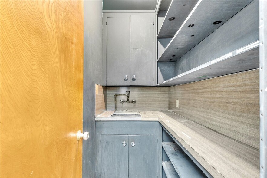 More Photos Of 18032 Ventura Blvd, Encino Medical For Lease