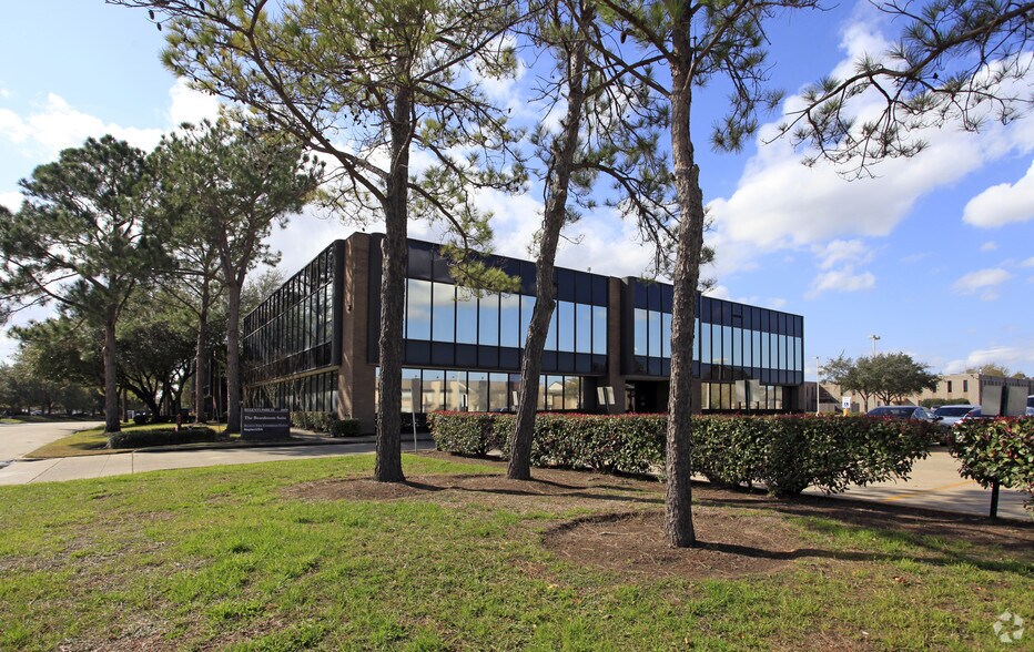 More Photos Of 16850 Saturn Ln, Houston Office For Lease