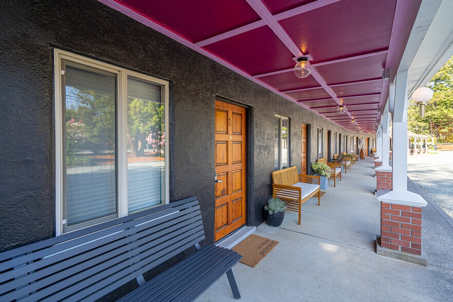 More Photos Of 1175 2nd St SE, Bandon Hotel For Sale