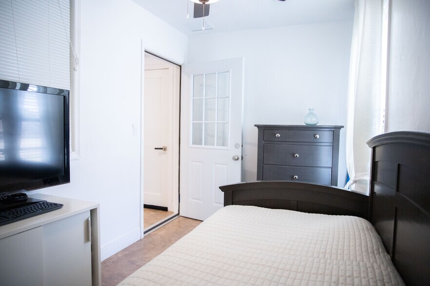 More Photos Of 2826 Santa Barbara Blvd, Cape Coral Freestanding For Sale