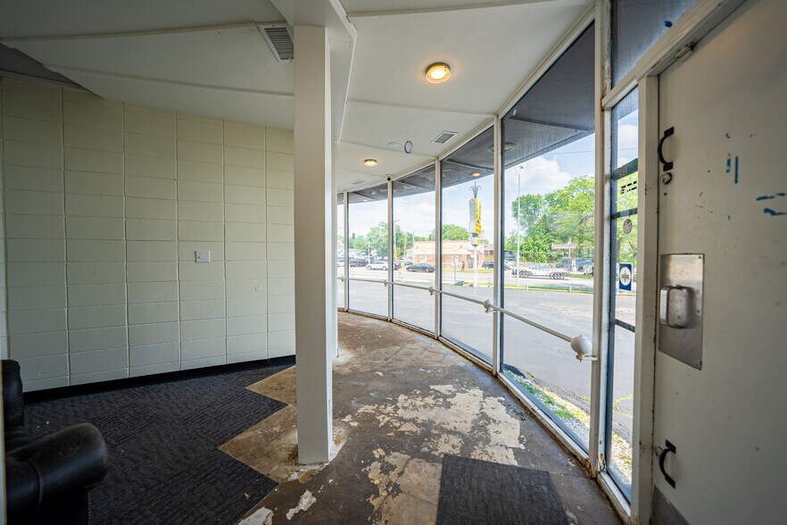 More Photos Of 5900 Troost Ave, Kansas City Showroom For Lease