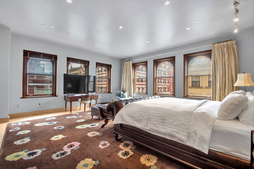More Photos Of 104 Grand St, New York Storefront Retail Residential For Sale