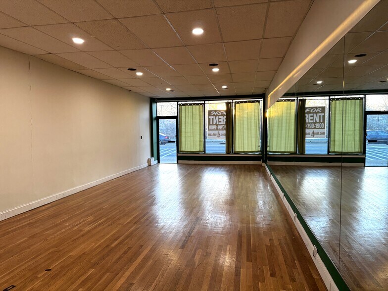 More Photos Of 742-756 N Wellwood Ave, Lindenhurst Storefront Retail Office For Lease