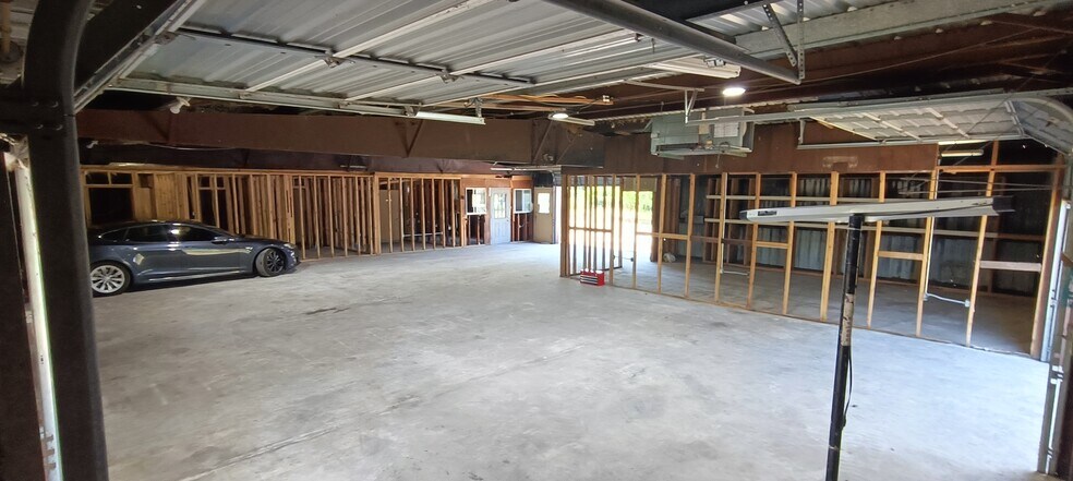 More Photos Of 610 New York St, Navasota Flex For Lease