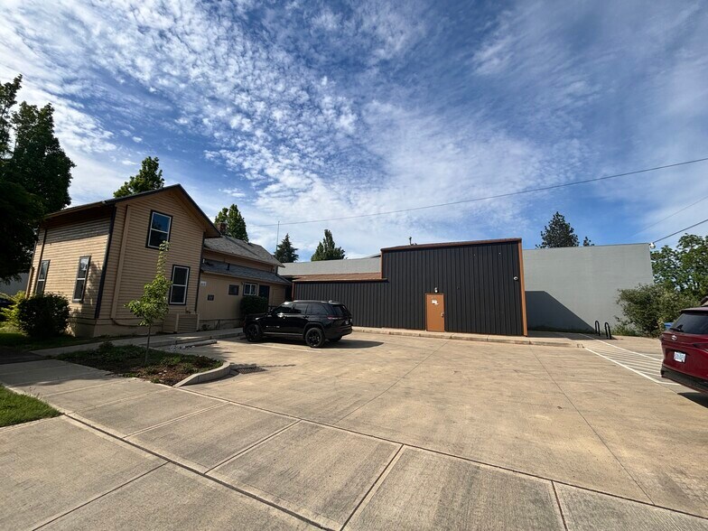 More Photos Of 309 Shipping St NE, Salem Convenience Store For Lease