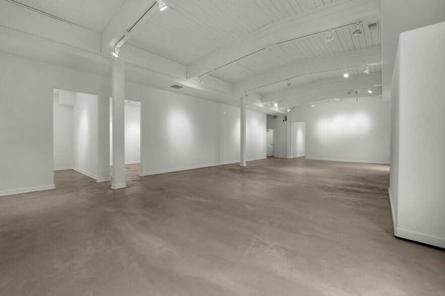 More Photos Of 809 S Holladay Dr, Seaside Showroom For Sale