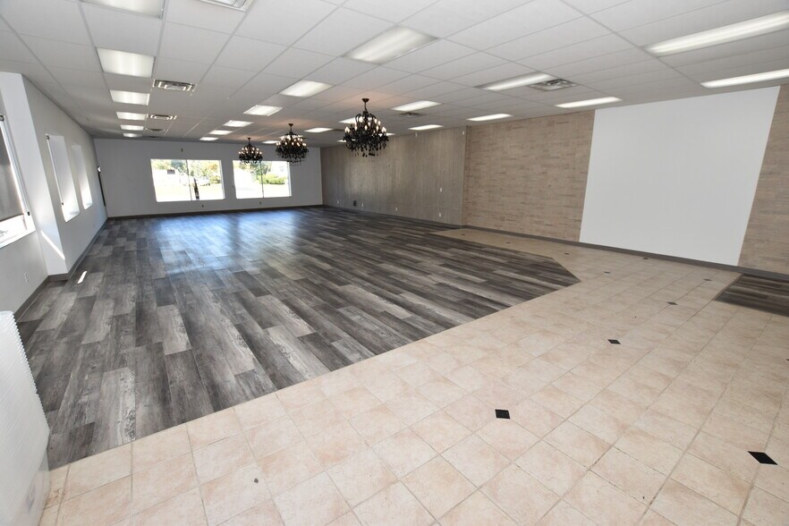 More Photos Of 5480-5488 Richfield Rd, Flint Unknown For Lease