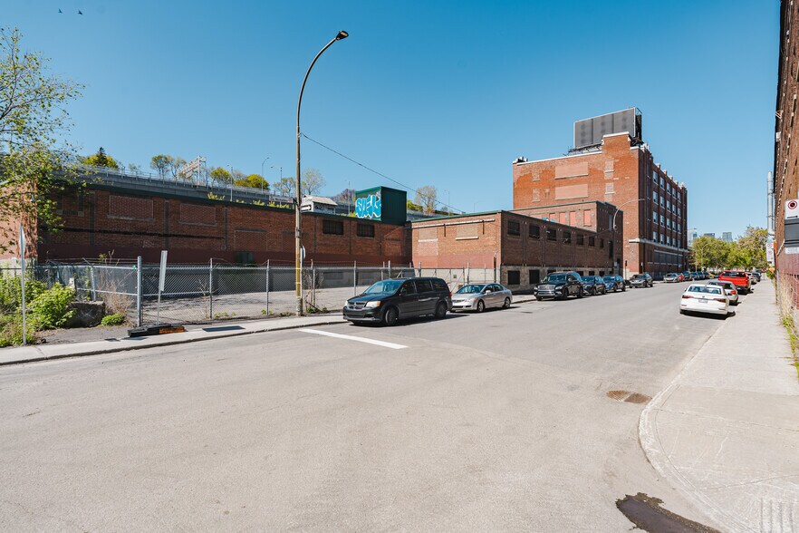 More Photos Of 4005-4035 Rue de Richelieu, Montréal Warehouse For Sale