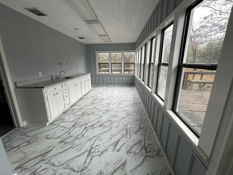 More Photos Of 2003 E US Highway 84, Palestine Office For Sale