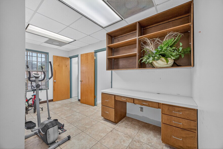 More Photos Of 1500 N Pace Blvd, Pensacola Freestanding For Sale