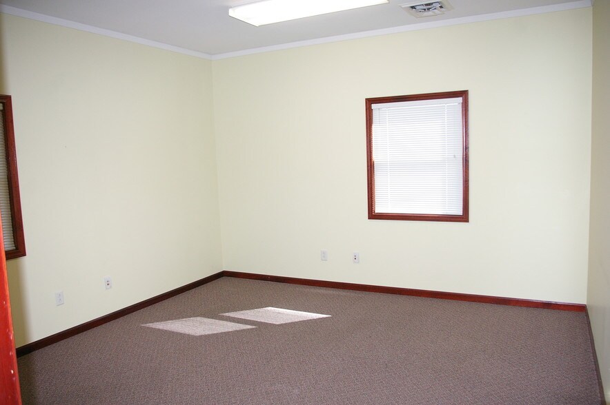 More Photos Of 4980 Benchmark Centre Dr, Belleville Medical For Lease