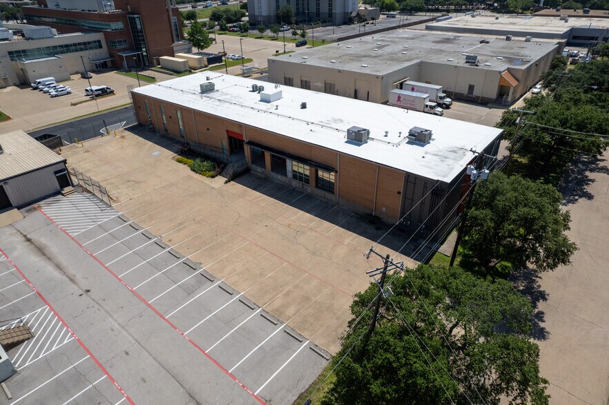 More Photos Of 2320 Valdina St, Dallas Showroom For Lease