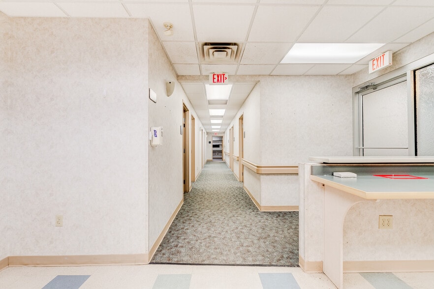 More Photos Of 860 NW Washington Blvd, Hamilton Medical For Sale