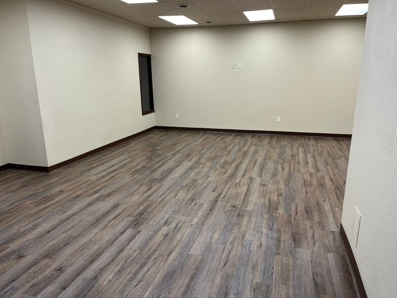 More Photos Of 8318 Gage Blvd, Kennewick Storefront Retail Office For Lease