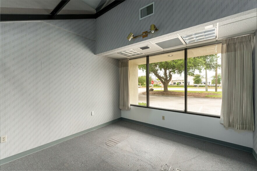 More Photos Of 201 S Nova Rd, Ormond Beach Bank For Lease