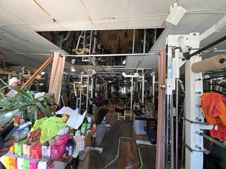 More Photos Of 3040-3046 S Delaware Ave, Milwaukee Storefront For Sale