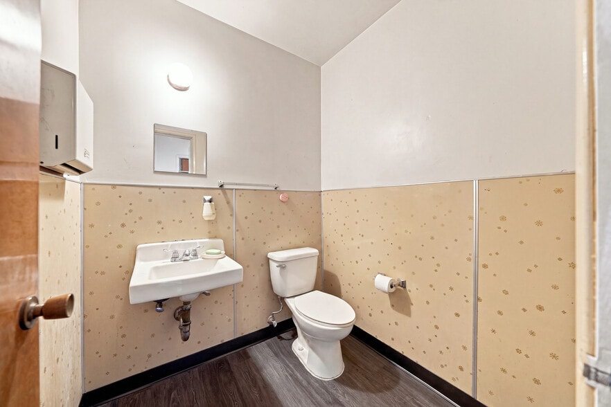 More Photos Of 777 1/2 Stanford Ave, Los Angeles Warehouse For Sale