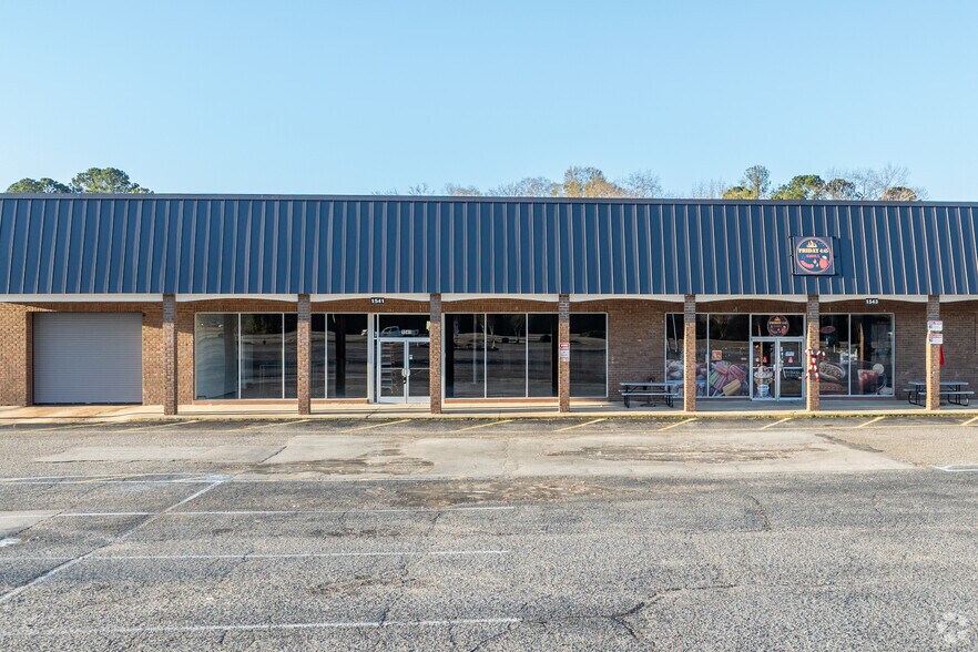 More Photos Of 1543 W Market St, Smithfield Light Distribution For Lease