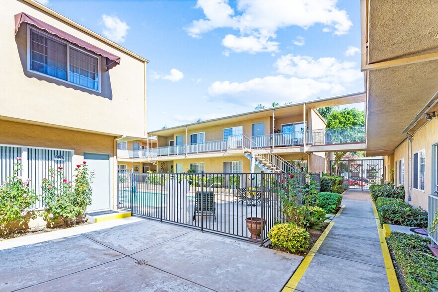 More Photos Of 8523 Etiwanda Ave, Northridge Apartments For Sale