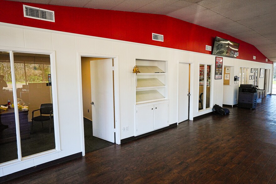 More Photos Of 910 W Palestine Ave, Palestine Auto Dealership For Sale