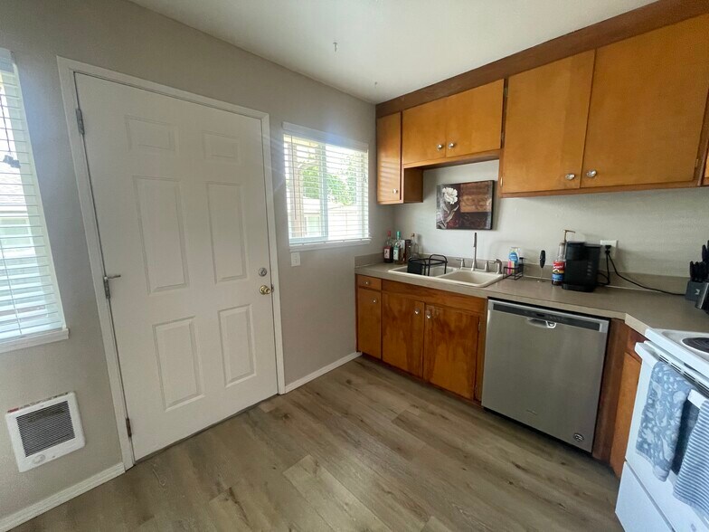 More Photos Of 271 Clay St E, Monmouth Apartments For Sale