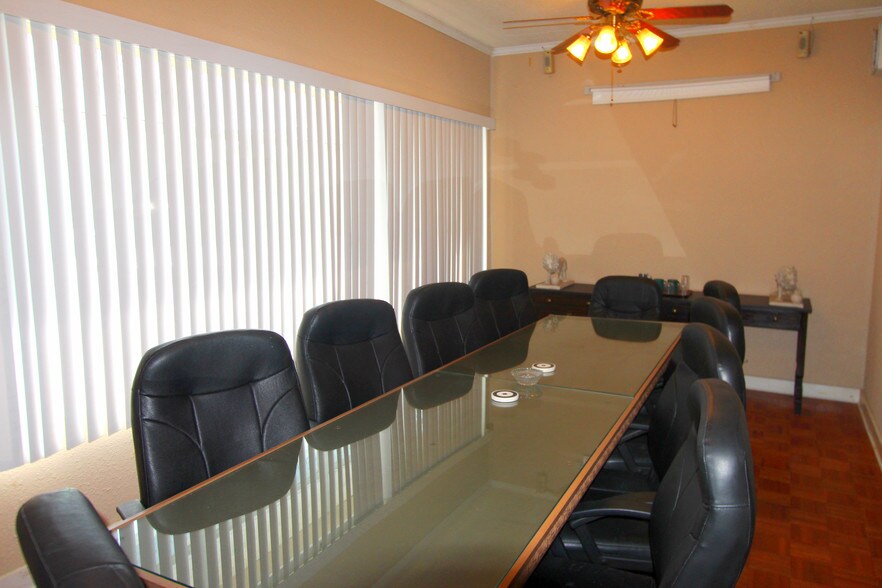 More Photos Of 1543 W Summit Ave, San Antonio Showroom For Sale