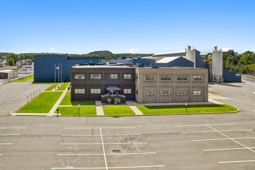 More Photos Of 101 Carleton Ave, Hazleton Manufacturing For Sale