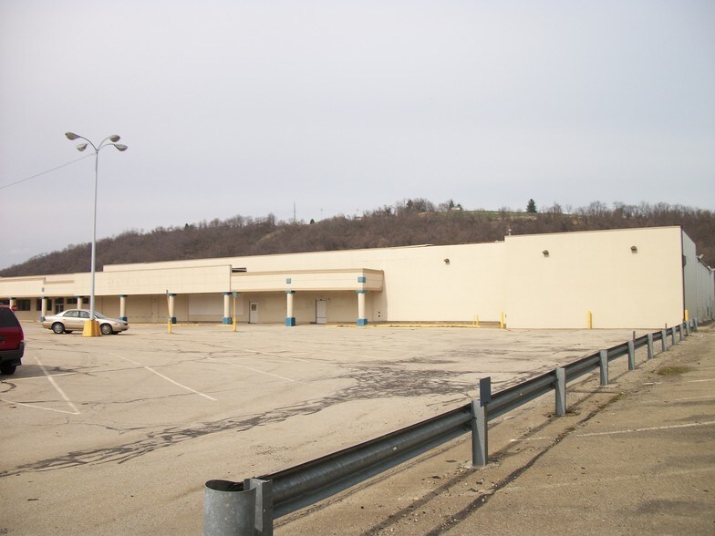 More Photos Of 100 Chamber Plz, Charleroi Supermarket For Lease