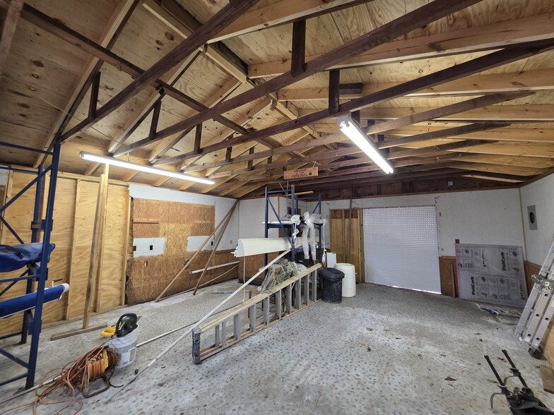 More Photos Of 2034 W 5th St, Washington Showroom For Sale