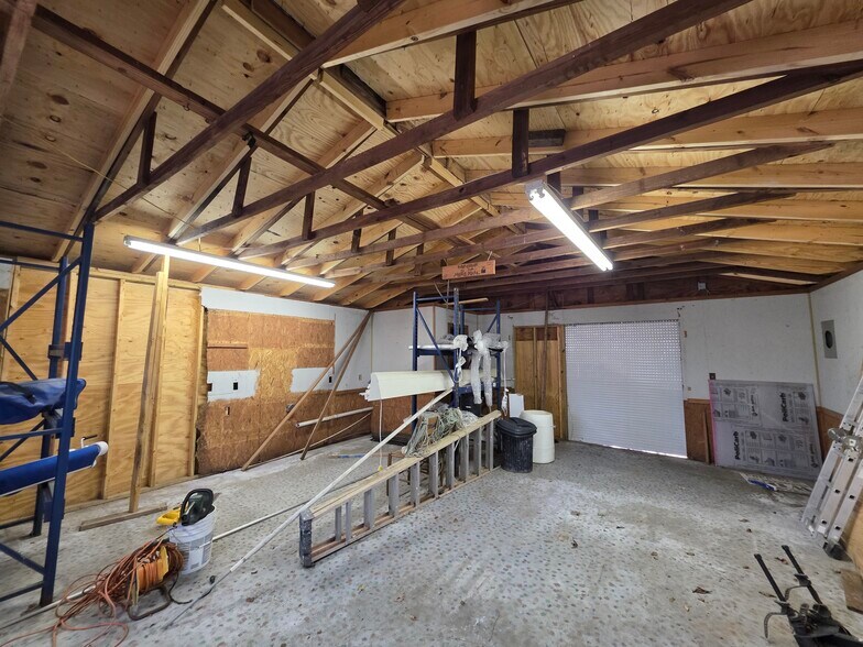 More Photos Of 2034 W 5th St, Washington Showroom For Sale