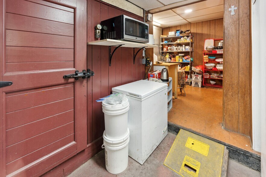 More Photos Of 117 Clinton St, Shrewsbury Freestanding For Sale