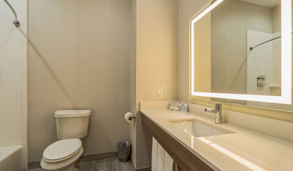 More Photos Of 46300 Interstate 10, Winnie Hotel For Sale