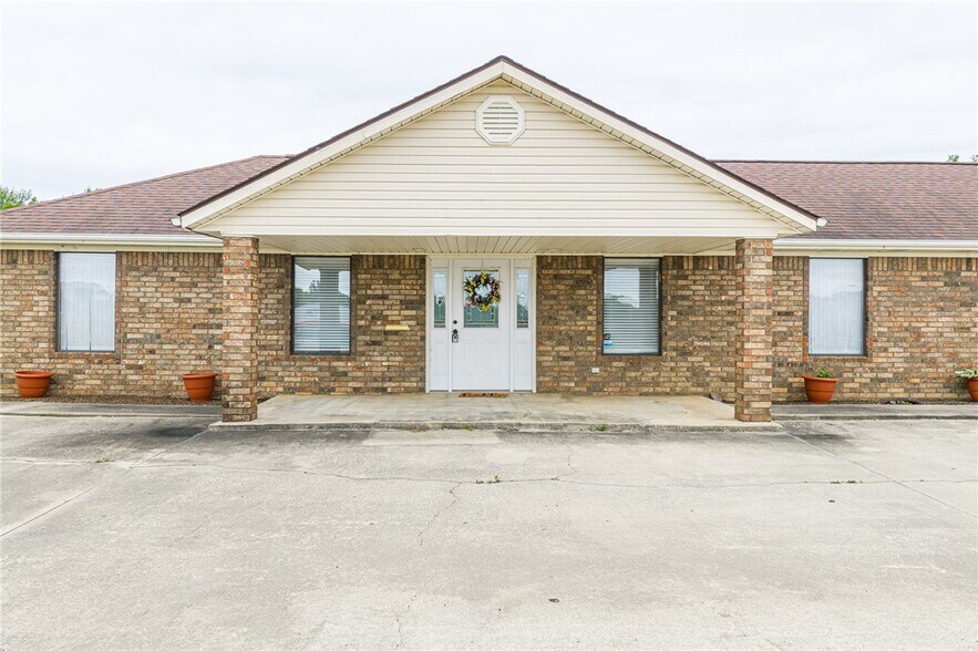 More Photos Of 706 W Broadway St, Spiro Medical For Sale
