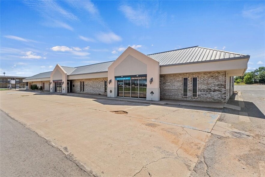 Primary Photo Of 211 N Illinois St, Weatherford Medical For Sale