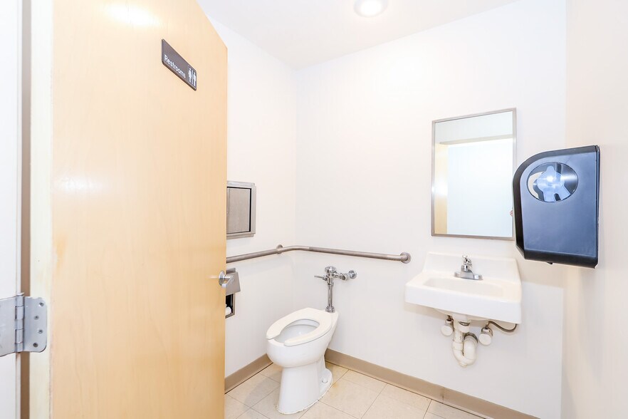 More Photos Of 1487 Belk Blvd, Oxford Office For Sale
