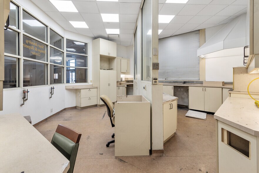 More Photos Of 451 W 14 Mile Rd, Madison Heights Freestanding For Sale