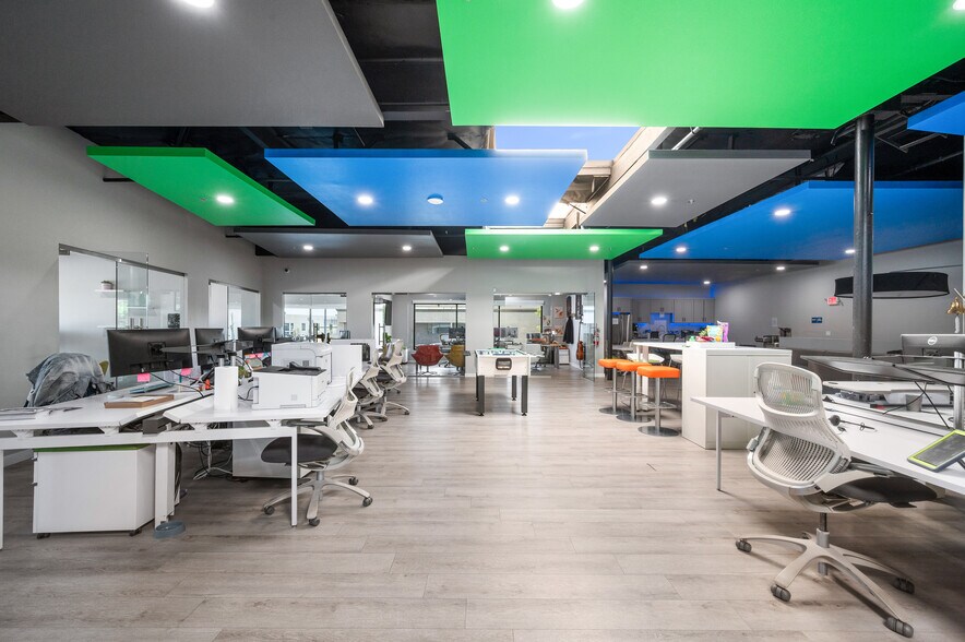 More Photos Of 800 E Dyer Rd, Santa Ana Showroom For Sale