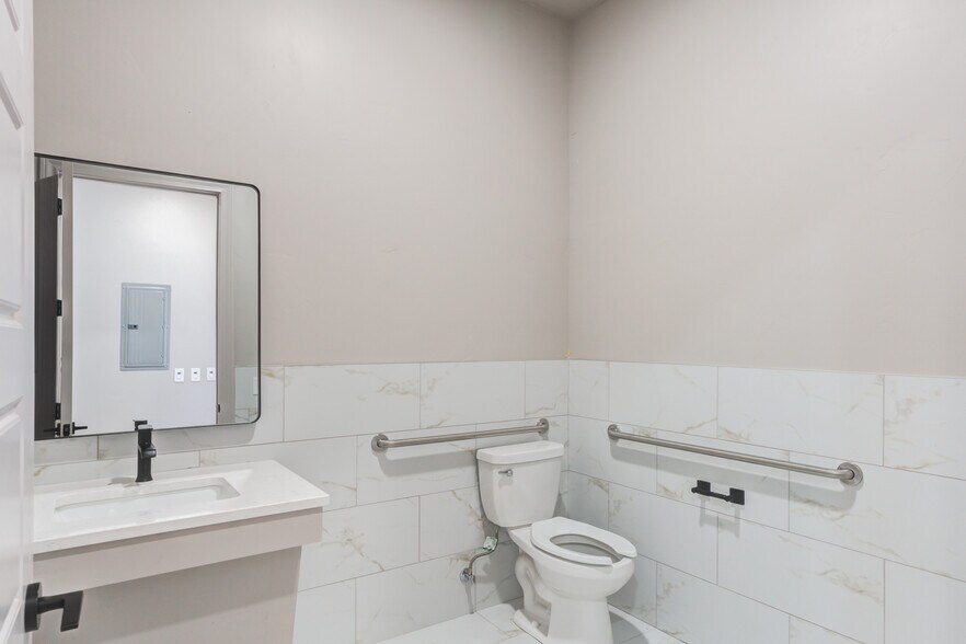 More Photos Of 1418 N Slide Rd, Lubbock Medical For Sale