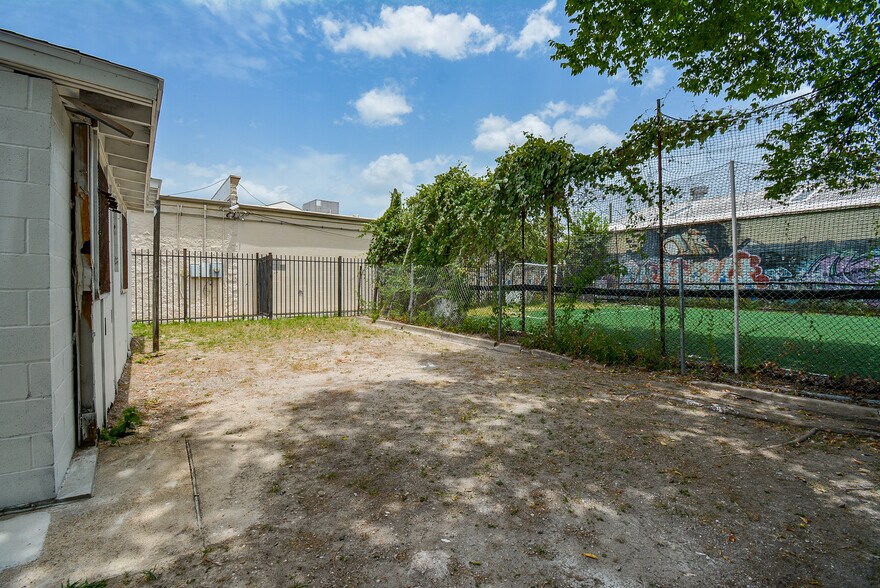 More Photos Of 1804 N Main St, Houston Freestanding For Lease