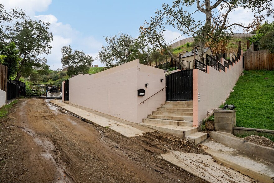 More Photos Of 10200 Willow Springs Lane, Sunland Land For Lease
