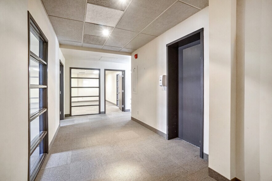 More Photos Of 164 Rue Notre-Dame E, Montréal Office For Sale