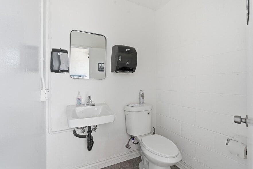 More Photos Of 7842 Lankershim Blvd, North Hollywood Showroom For Sale