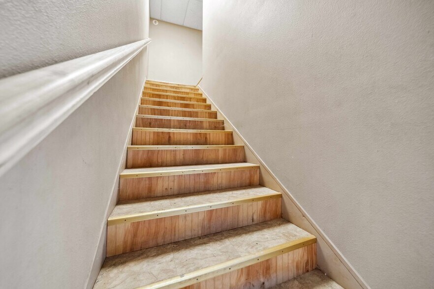 More Photos Of 8400 S US Highway 79, Palestine Office Residential For Sale