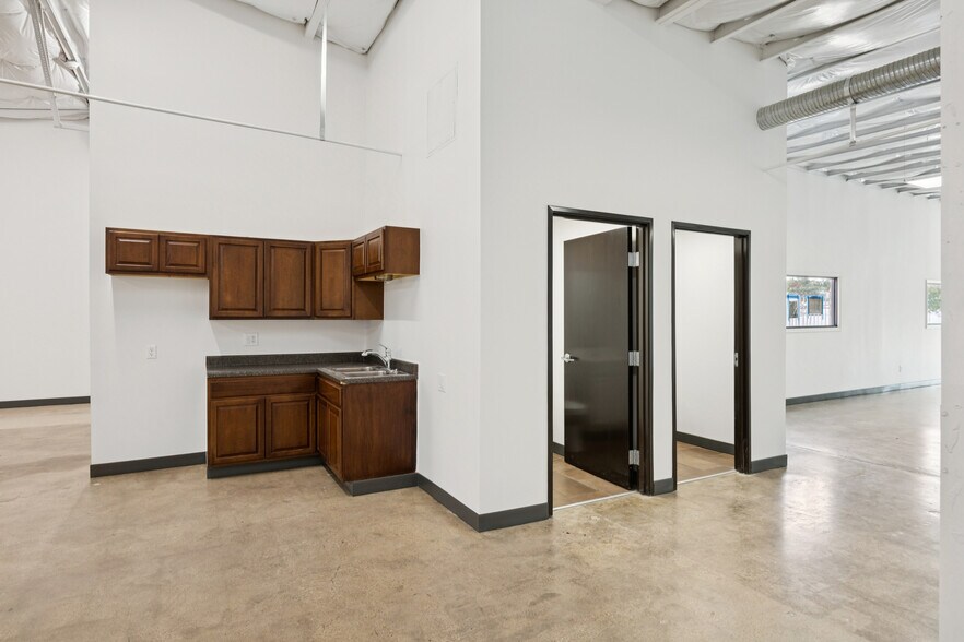 More Photos Of 4763 Vicksburg St, Dallas Distribution For Lease