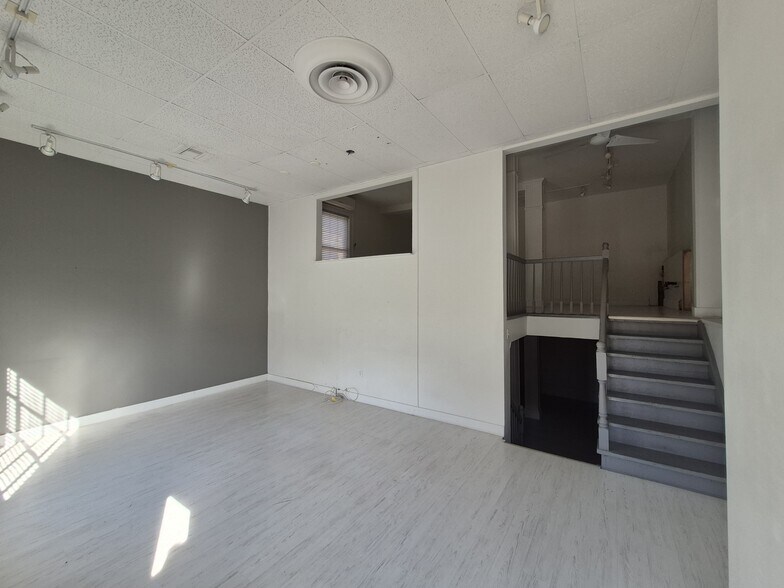 More Photos Of 286 Christina St N, Sarnia General Retail For Lease